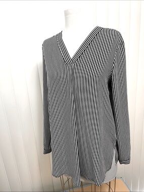Women’s ADRIANNA PAPPEL Black and White Striped V-Neck Top Sz M
